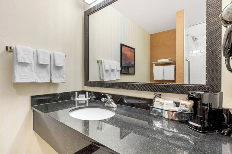 Bathroom 5, Fairfield Inn & Suites by Marriott Rockford, Winnebago