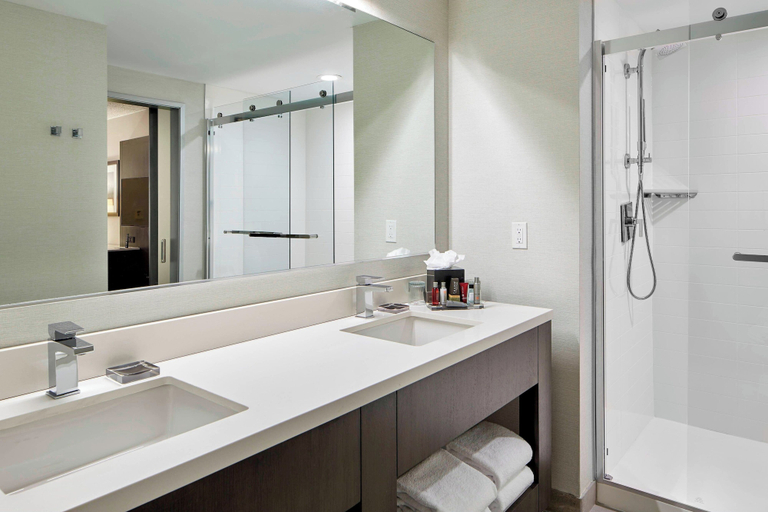 Bathroom 5, Marriott Hartford/Windsor Airport, Hartford