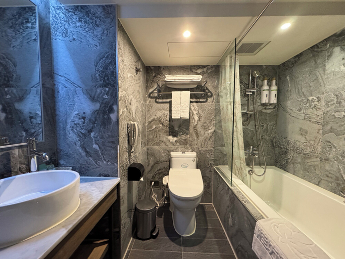 Bathroom 4, Lan Kwai Fong Garden Hotel , Chiayi City