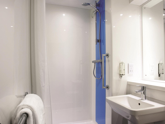 Bathroom 3, Travelodge Sheffield Richmond, Sheffield