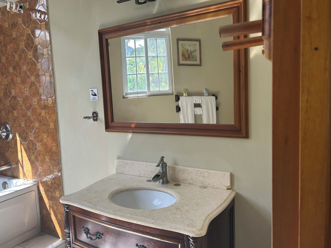 Bathroom 5, Waters Edge Guest House