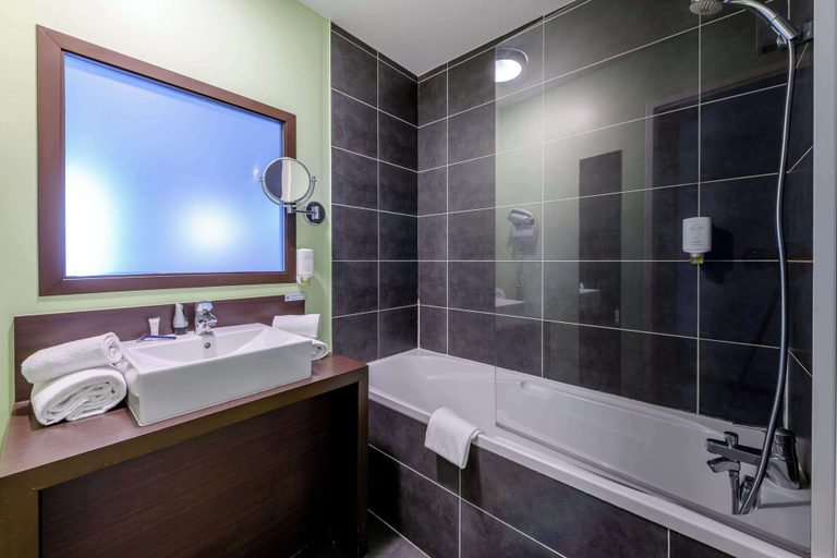 Bathroom 4, Comfort Aparthotel Bordeaux Begles Arena, Gironde
