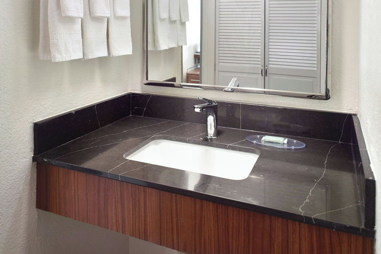 Bathroom 3, Courtyard by Marriott Myrtle Beach Broadway, Horry