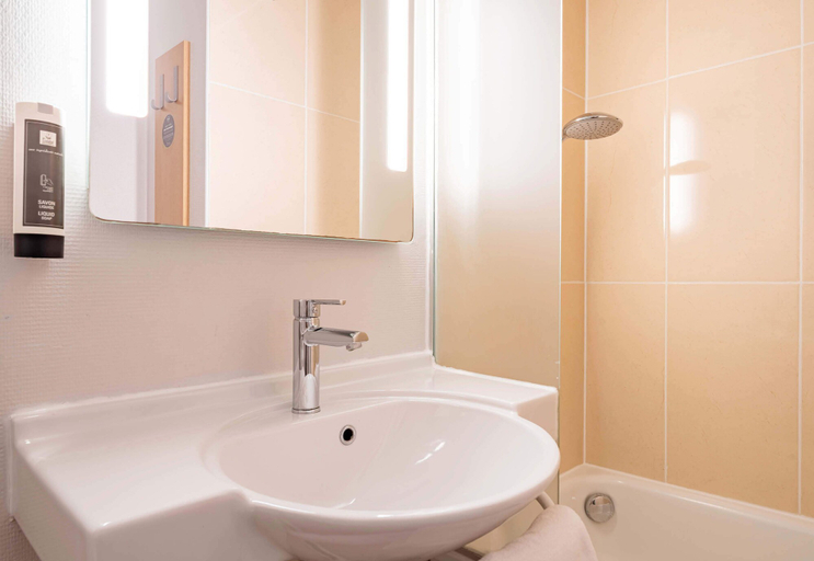 Bathroom 3, B&B HOTEL Boulogne-sur-Mer Saint-Martin, Pas-de-Calais