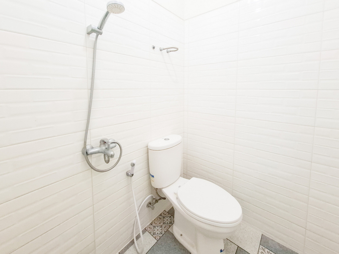 Bathroom, RedDoorz Syariah @ Griya Wisata Wonogiri, Wonogiri