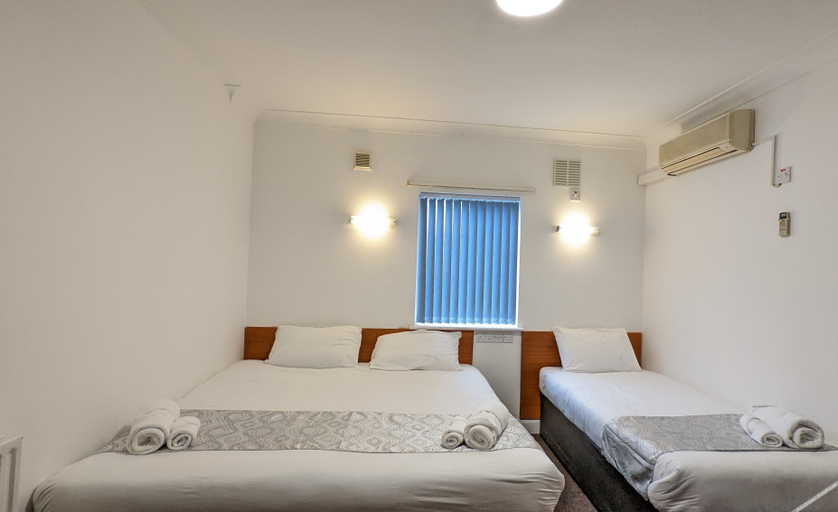 Bedroom 5, SK ヒースロー ホテル, London