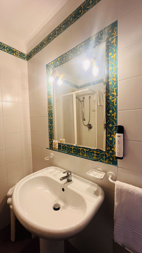 Bathroom 5, BAY PALACE MAZZARO', Messina