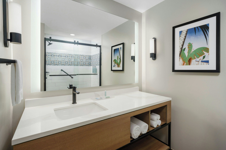 Bathroom 4, Courtyard by Marriott Oceanside Fort Lauderdale Beach, Broward