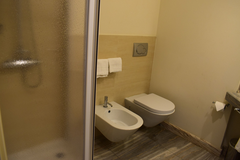 Bathroom 4, Albergo la Castellana, Massa Carrara