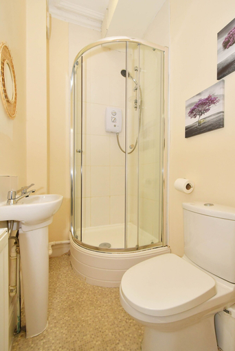 Bathroom 2, Townhouse @ 178 Ruskin Road Crewe, Cheshire East