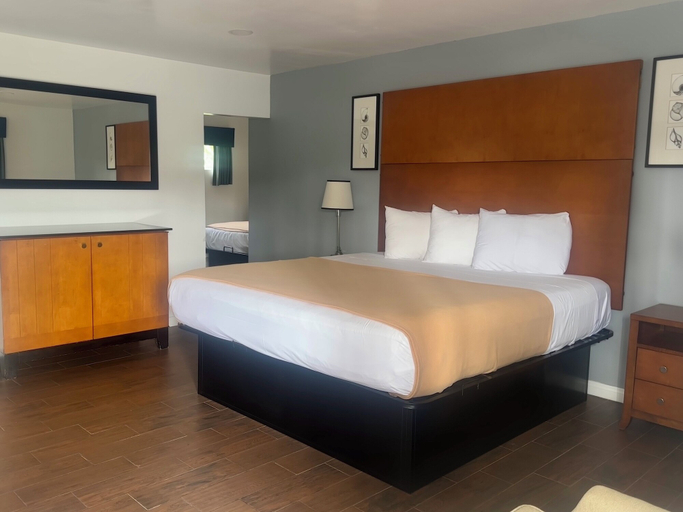 Bedroom 4, Oceanside Inn & Suites, San Diego