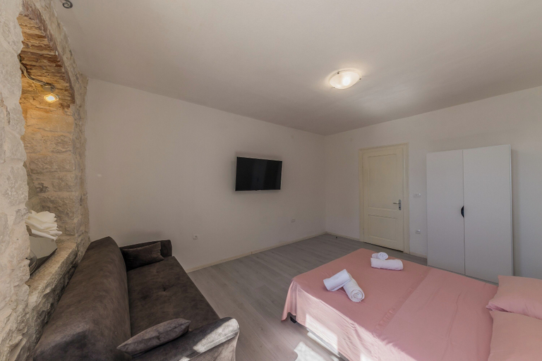 Room 5, A 1 - Spacious apt on the Seafront With Terrace, Kaštela