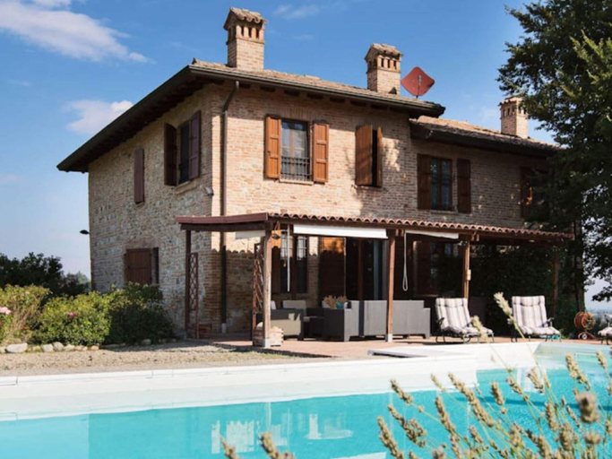 Exterior 2, Sunny Holiday Home With Swimming Pool, Parma