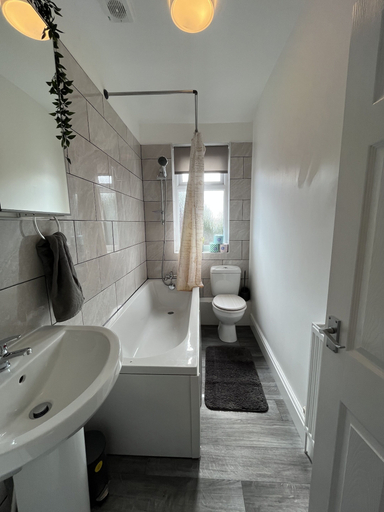Bathroom 3, Modernised Central Wigan Townhouse Sleeps up to 6, Wigan