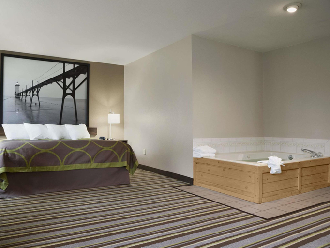 Bedroom 3, Super 8 by Wyndham Manistee, Manistee