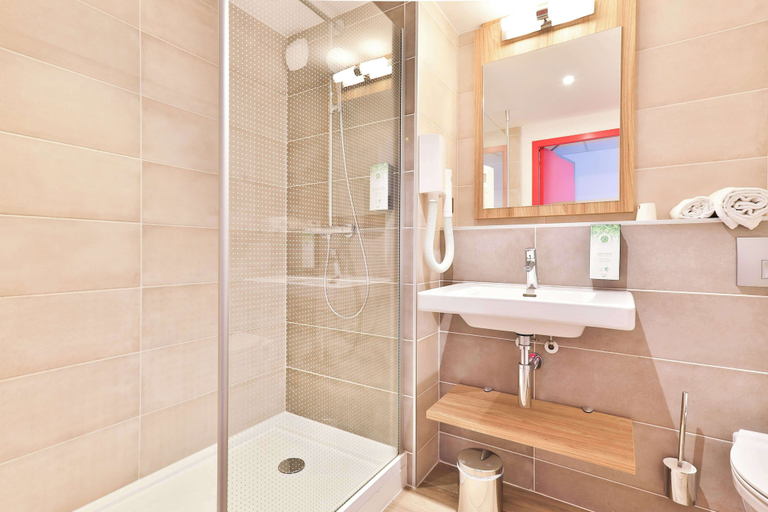 Bathroom 4, Kyriad Pontarlier, Doubs