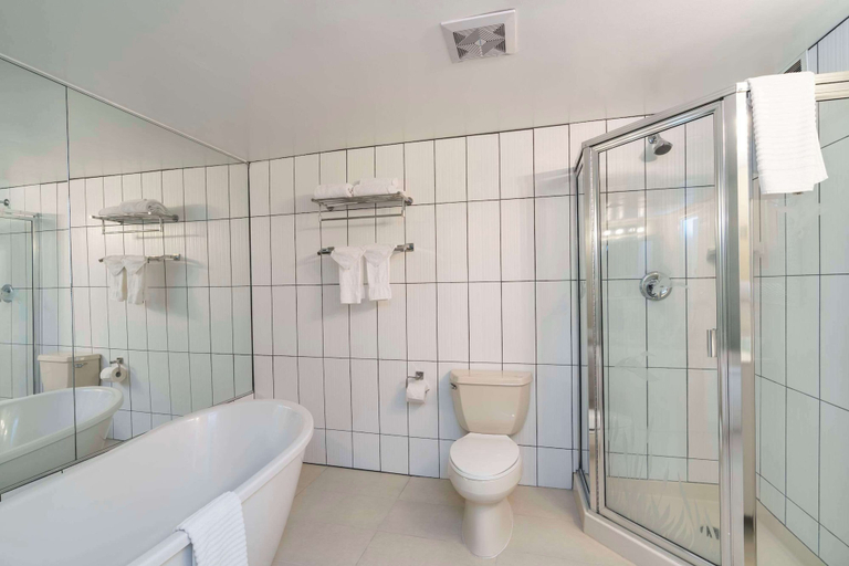 Bathroom 4, Quality Inn Downtown Inner Harbour, Capital