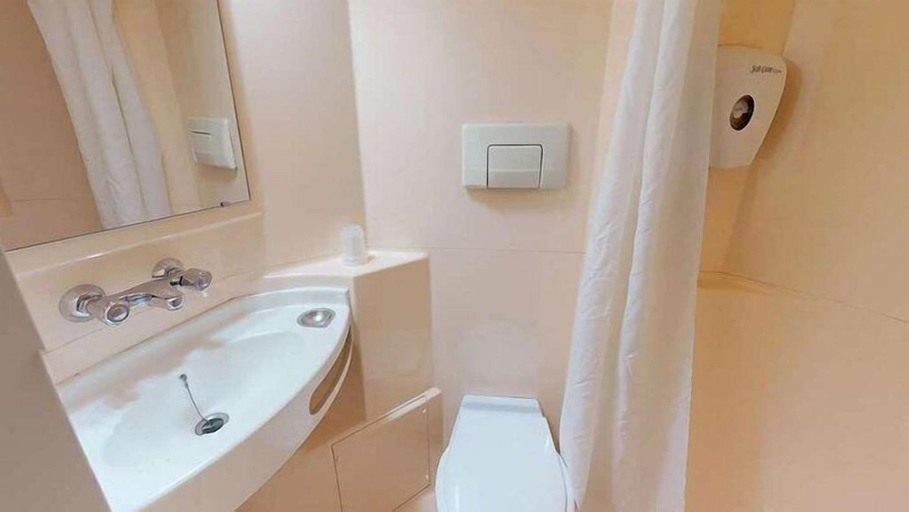 Bathroom 5, Premiere Classe Fontenay Tresigny, Seine-et-Marne