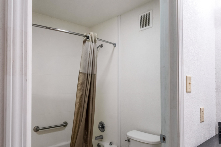 Bathroom 3, Motel 6 Denham Springs, LA, Livingston