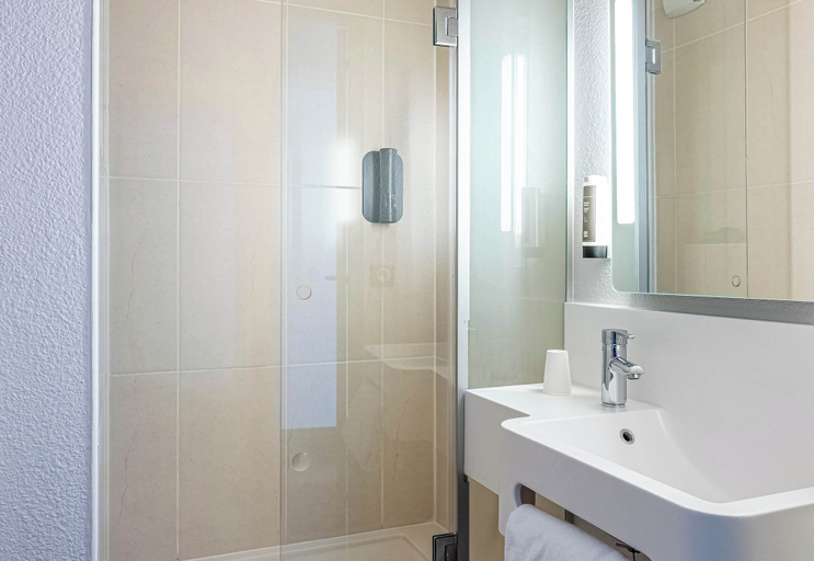 Bathroom 4, B&B HOTEL Bordeaux Sud Mios, Gironde