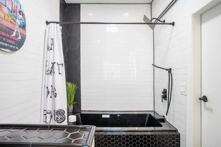 Bathroom 4, Lamar Suites by Avantstay 2 Homes w/ Shared Pool, Travis