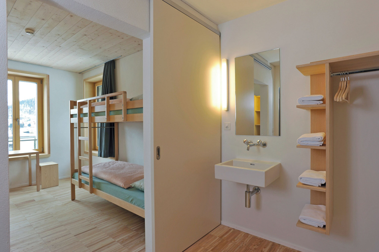 Bedroom 4, Youth Hostel St. Moritz, Maloja