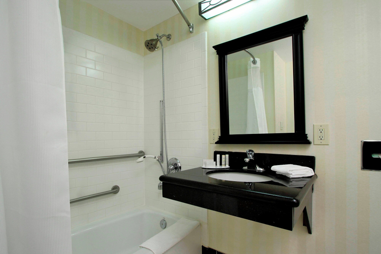 Bathroom 3, Fairfield Inn & Suites by Marriott Fresno Clovis, Fresno