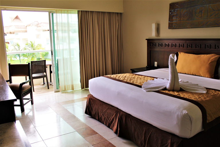 Bedroom 4, BlueBay Grand Esmeralda All Inclusive, Cozumel