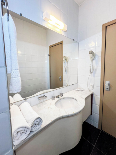 Bathroom 10