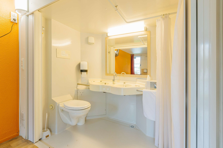 Bathroom 5, Premiere Classe Beauvais, Oise