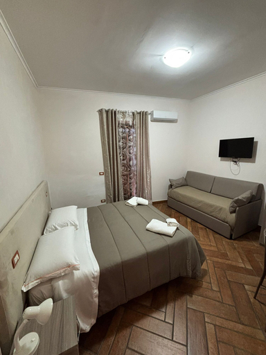 Bedroom 5, Home To Fly, Napoli
