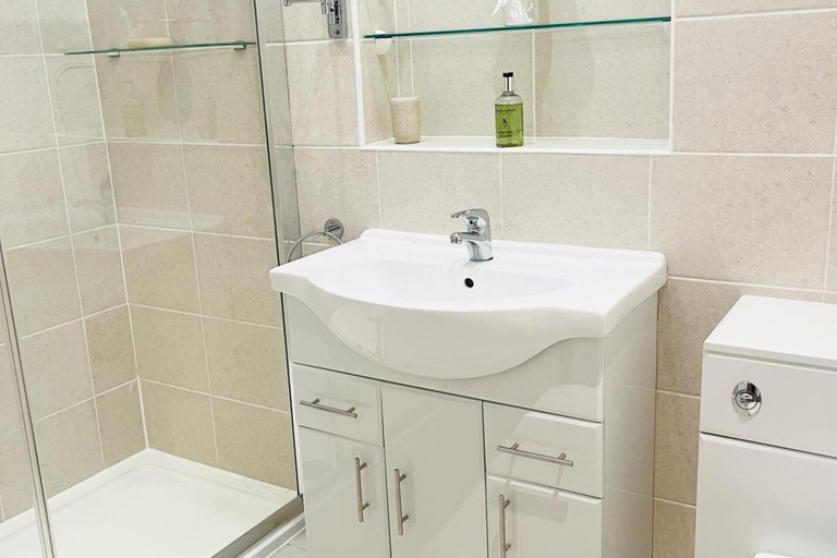 Bathroom, Bungalow Stay in Morpeth Close to Transport Links, Northumberland