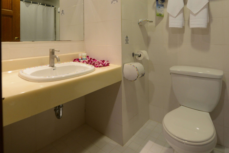 Bathroom 4, Days Inn Guam-Tamuning, Tumon
