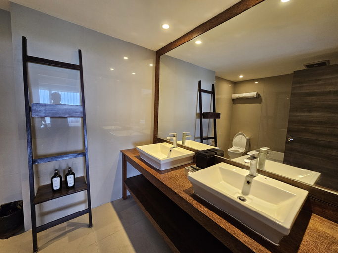 Bathroom 11