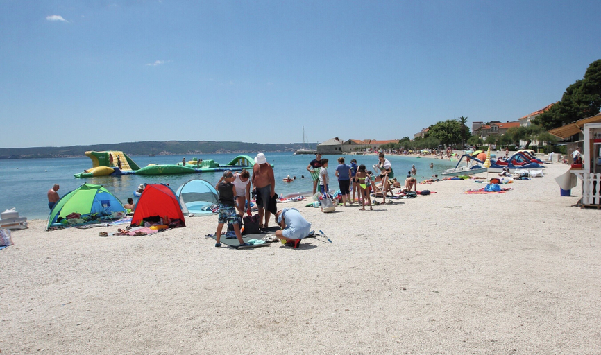 Beach 3, A 1 - Spacious apt on the Seafront With Terrace, Kaštela