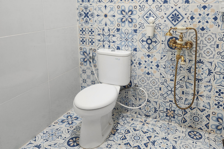 Bathroom 3, RedDoorz near Stasiun Sragen, Sragen