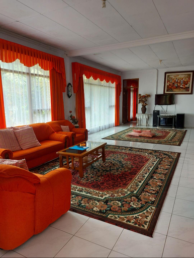 Villa Orange dekat Taman Safari - Tap to explore photos