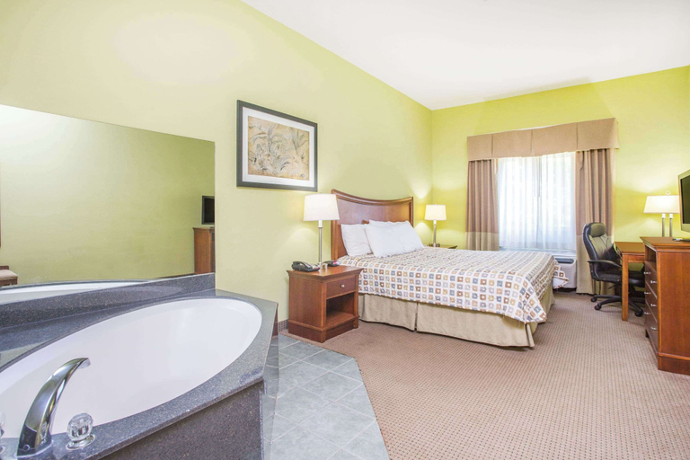 Bedroom 3, Days Inn & Suites by Wyndham Swainsboro, Emanuel