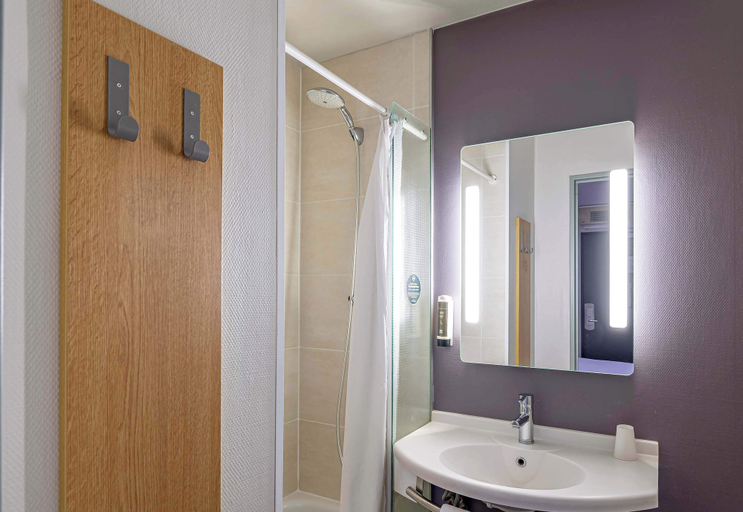 Bathroom 5, B&B HOTEL Périgueux Boulazac, Dordogne