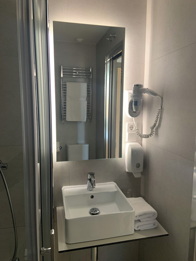 Bathroom 4, Hostal Sol Square Madrid, Madrid