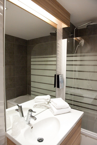 Bathroom 4, Campanile Limoges Centre - Gare, Haute-Vienne