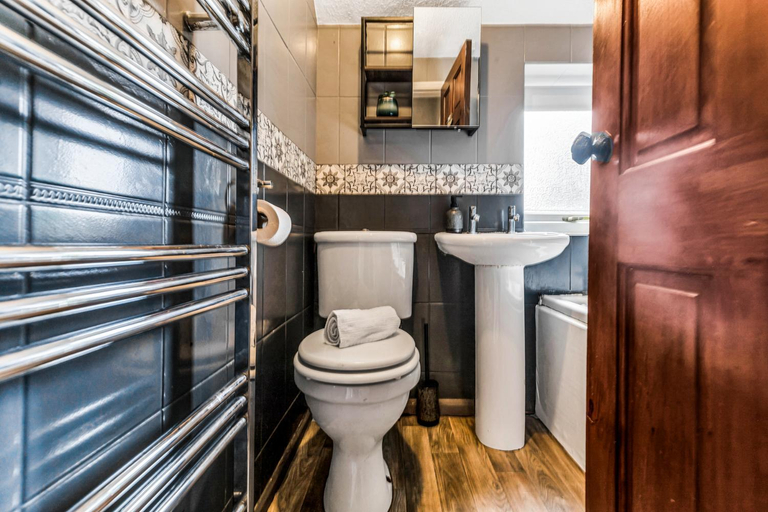 Bathroom 2, Silver Stag Properties, 2 BR Home in Town Centre, Leicestershire