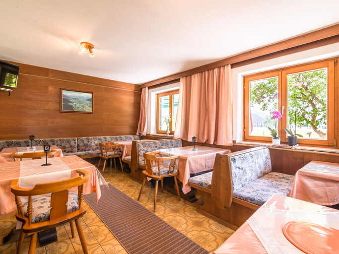 Food & Drinks 4, Contemporary Apartment in Maishofen near Ski Area, Zell am See