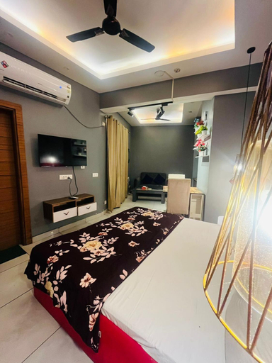 Others 5, cozy chambers, Gautam Buddha Nagar