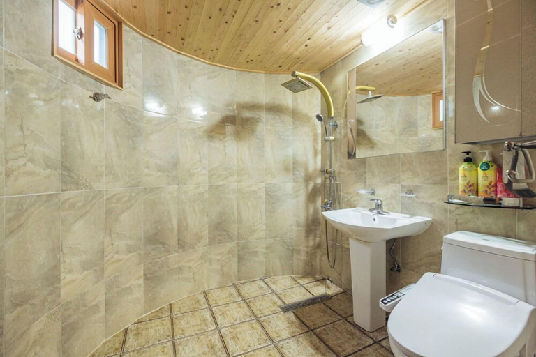 Bathroom 3, Seom Green Pension, Sinan