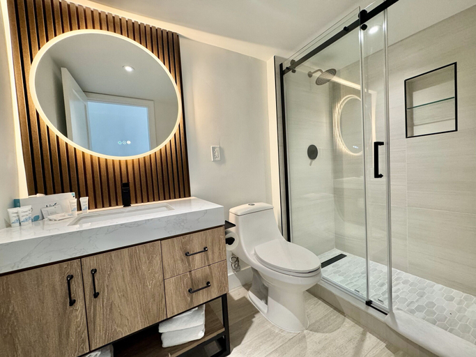 Bathroom 5, Indigo, Horry