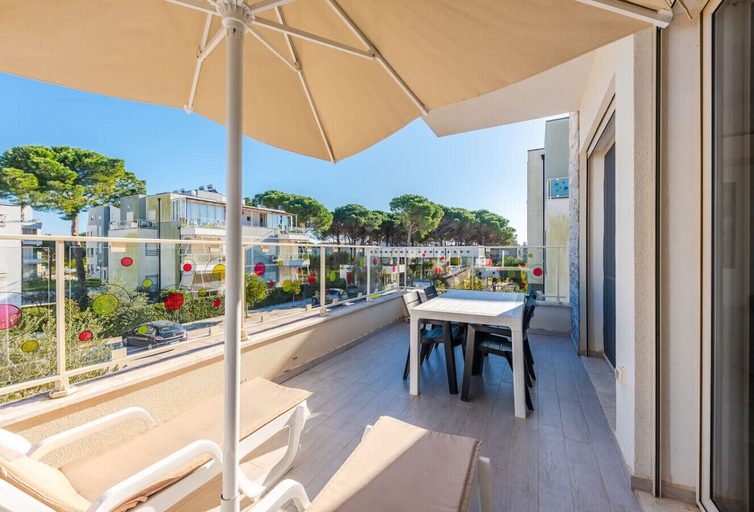 Room 5, Spacious 1BR Apartment With Resort Access, Durrësit