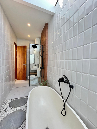 Bathroom 2, Della MIA, Badung