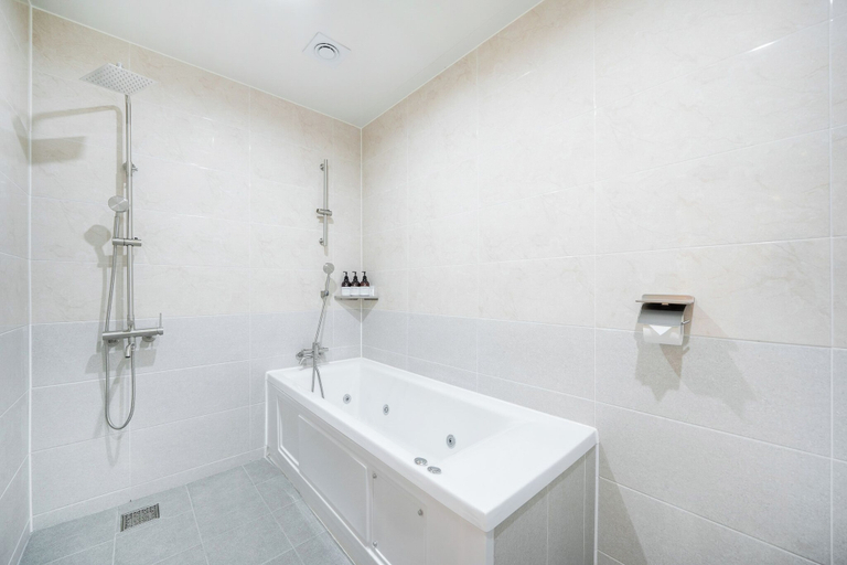 Bathroom 4, The 7 Business Hotel, Gumi