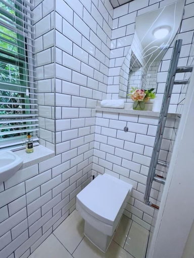 Bathroom 5, Harbourside 1, Bristol